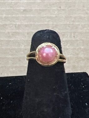 Avon Gold-Tone Ring with Pink Cabochon, adjustable 5.5